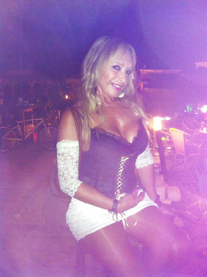 19P HOT&BUSTY GRANNY SHOWS CLEAVAGE