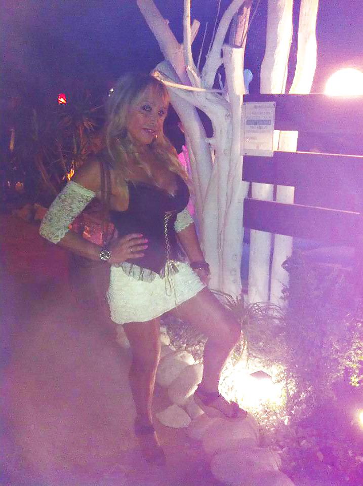 19P HOT&BUSTY GRANNY SHOWS CLEAVAGE