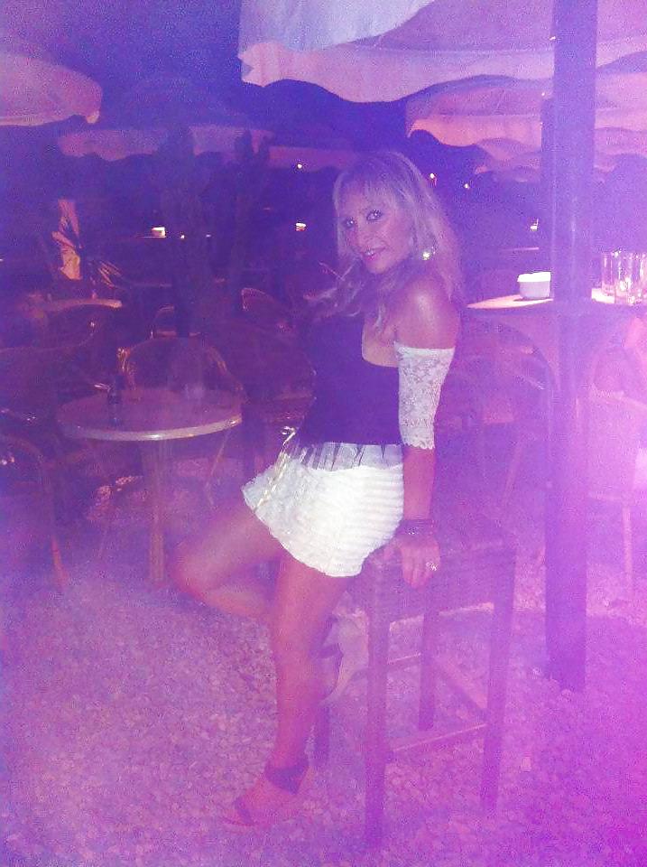 19P HOT&BUSTY GRANNY SHOWS CLEAVAGE