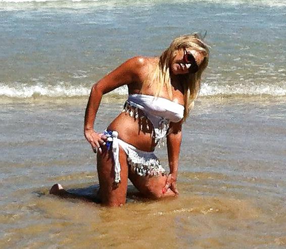 19P HOT&BUSTY GRANNY SHOWS CLEAVAGE