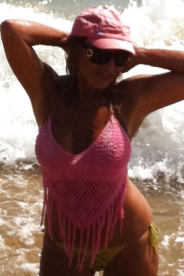 19P HOT&BUSTY GRANNY SHOWS CLEAVAGE
