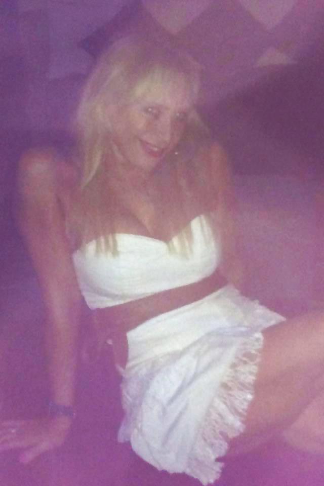 19P HOT&BUSTY GRANNY SHOWS CLEAVAGE