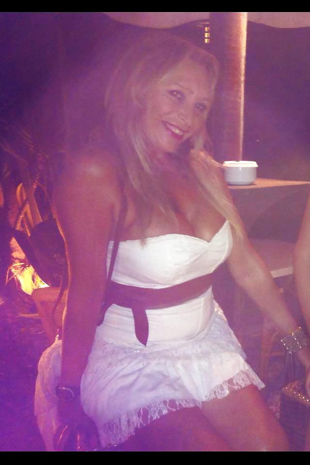 19P HOT&BUSTY GRANNY SHOWS CLEAVAGE