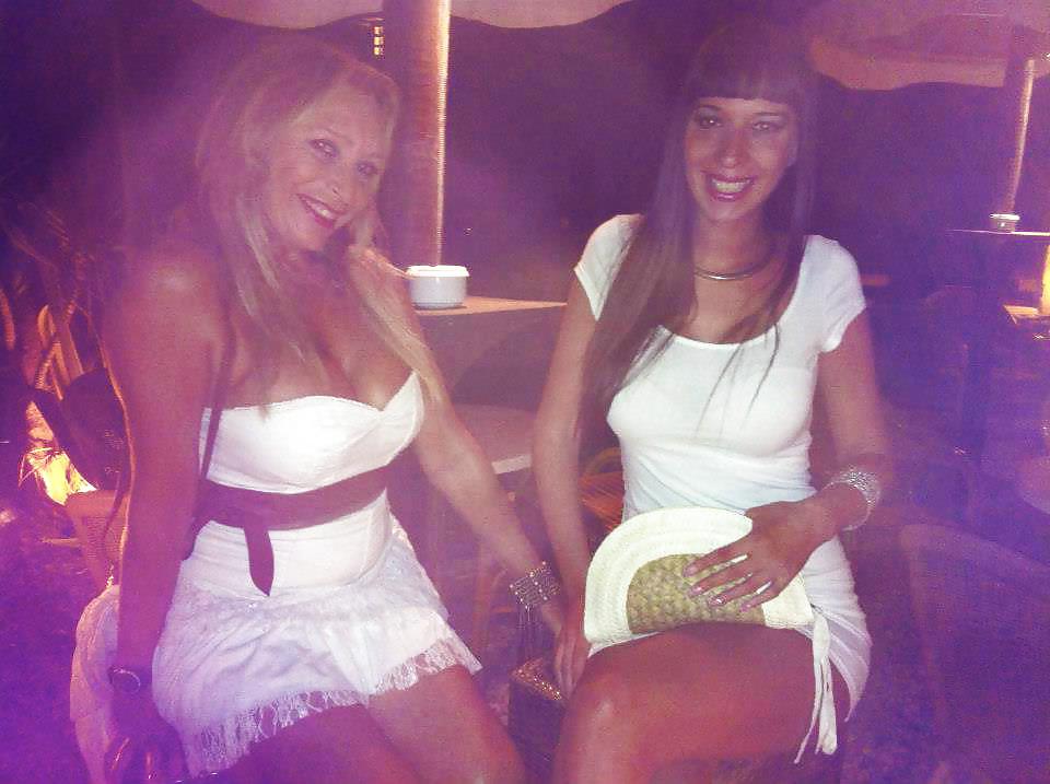 19P HOT&BUSTY GRANNY SHOWS CLEAVAGE