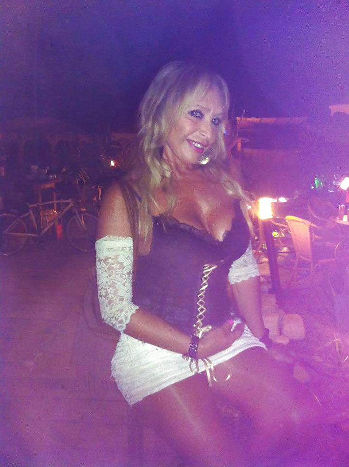 19P HOT&BUSTY GRANNY SHOWS CLEAVAGE