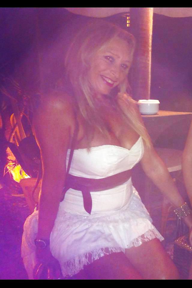 19P HOT&BUSTY GRANNY SHOWS CLEAVAGE