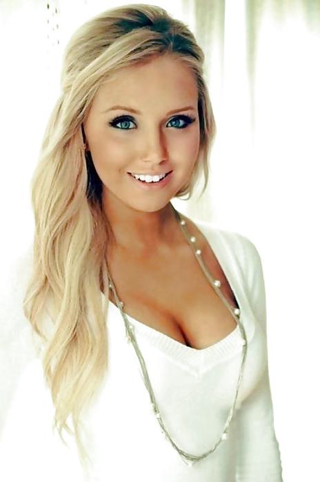 15P Sexy Cleavage 31