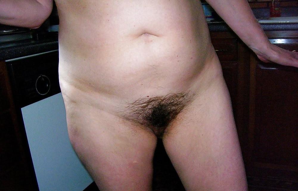 9P Nude in the kitchen