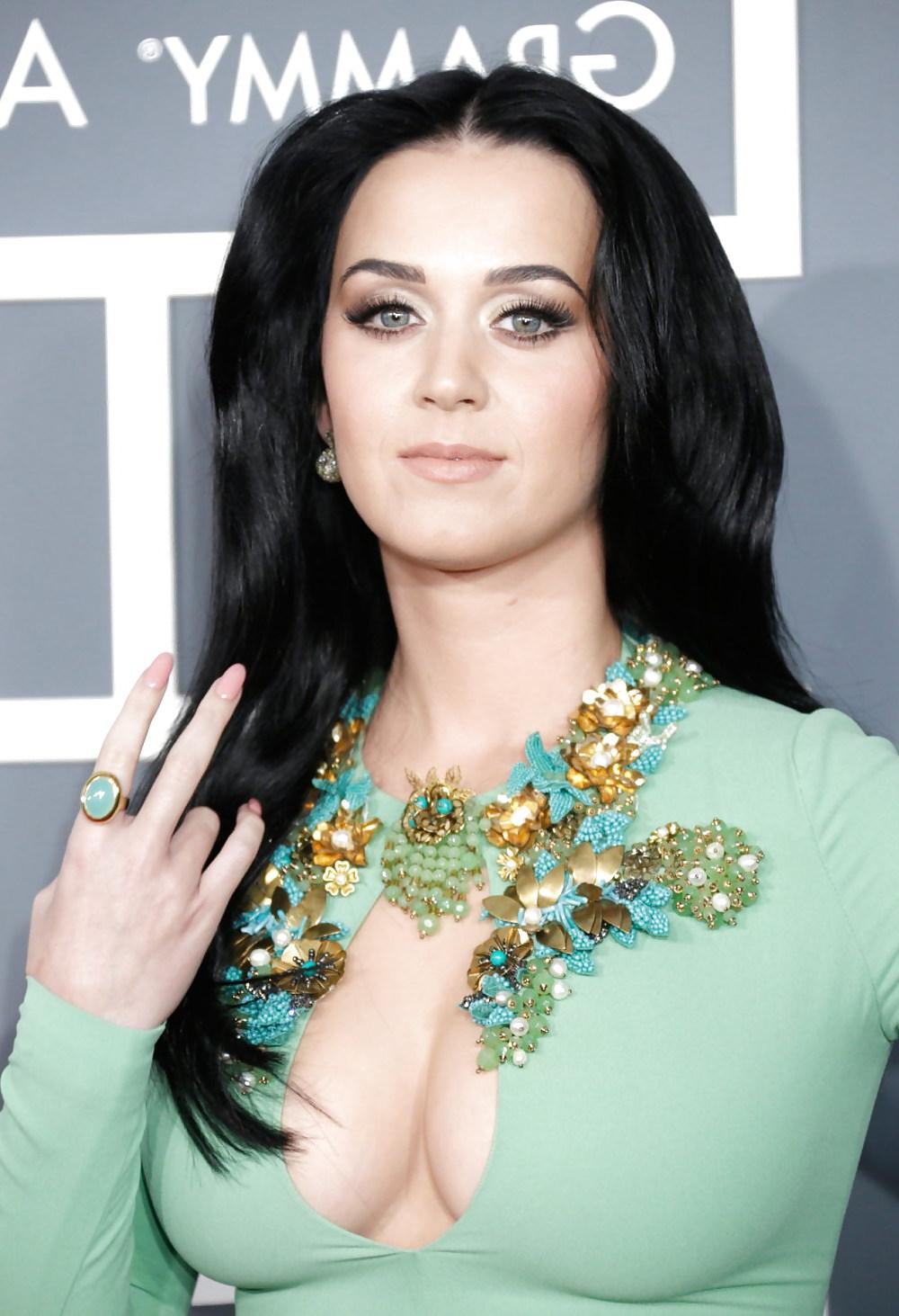 18P Katy Perry Cleavage