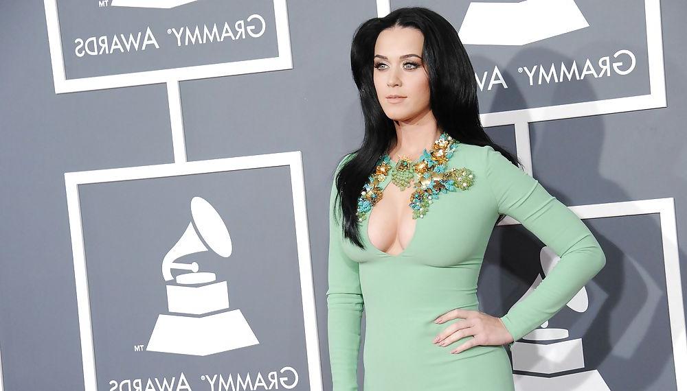 18P Katy Perry Cleavage