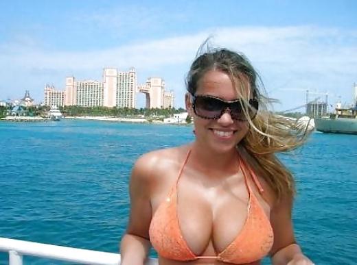 25P More Big Boob Amateur Cleavage