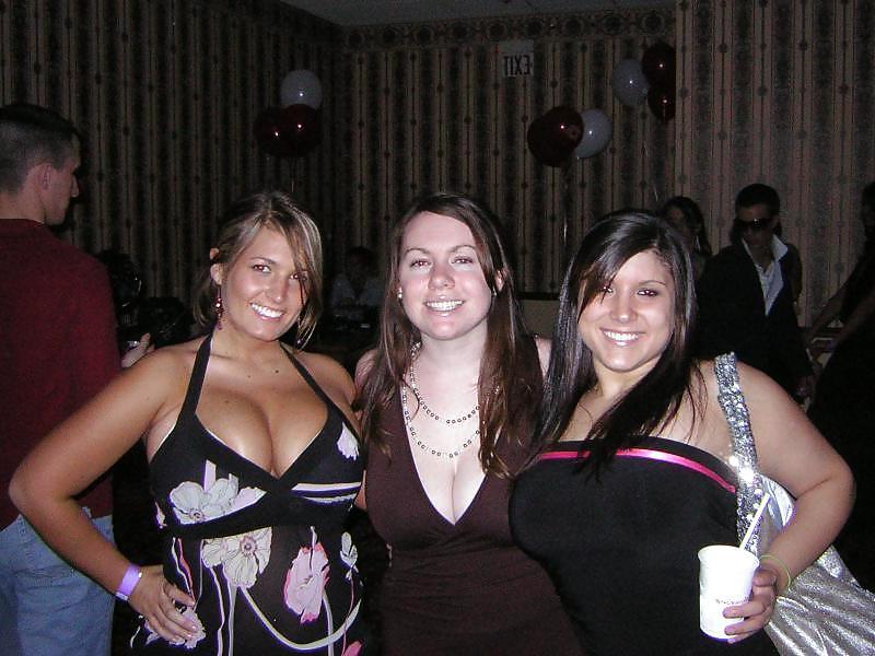 25P More Big Boob Amateur Cleavage