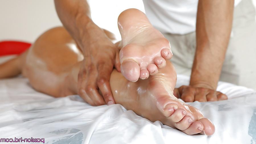 16P Lovely women, lovely feet