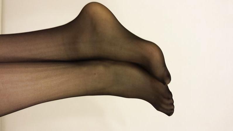 22P Beautiful stocking or pantyhose feet