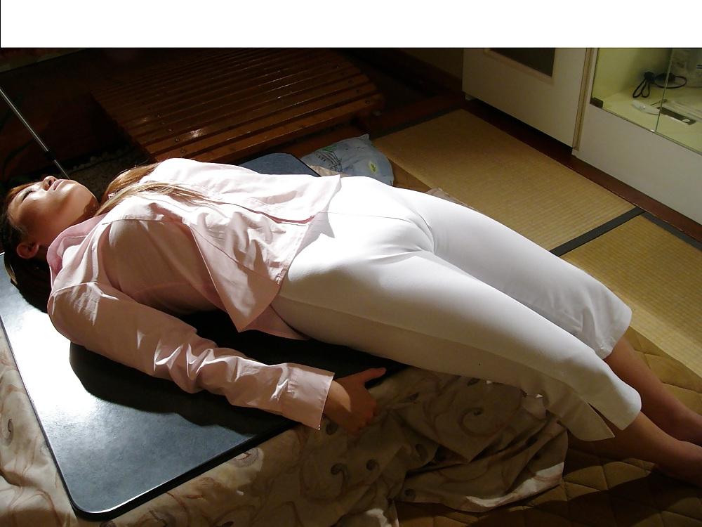 25P Asian teen in tight pants toe mound