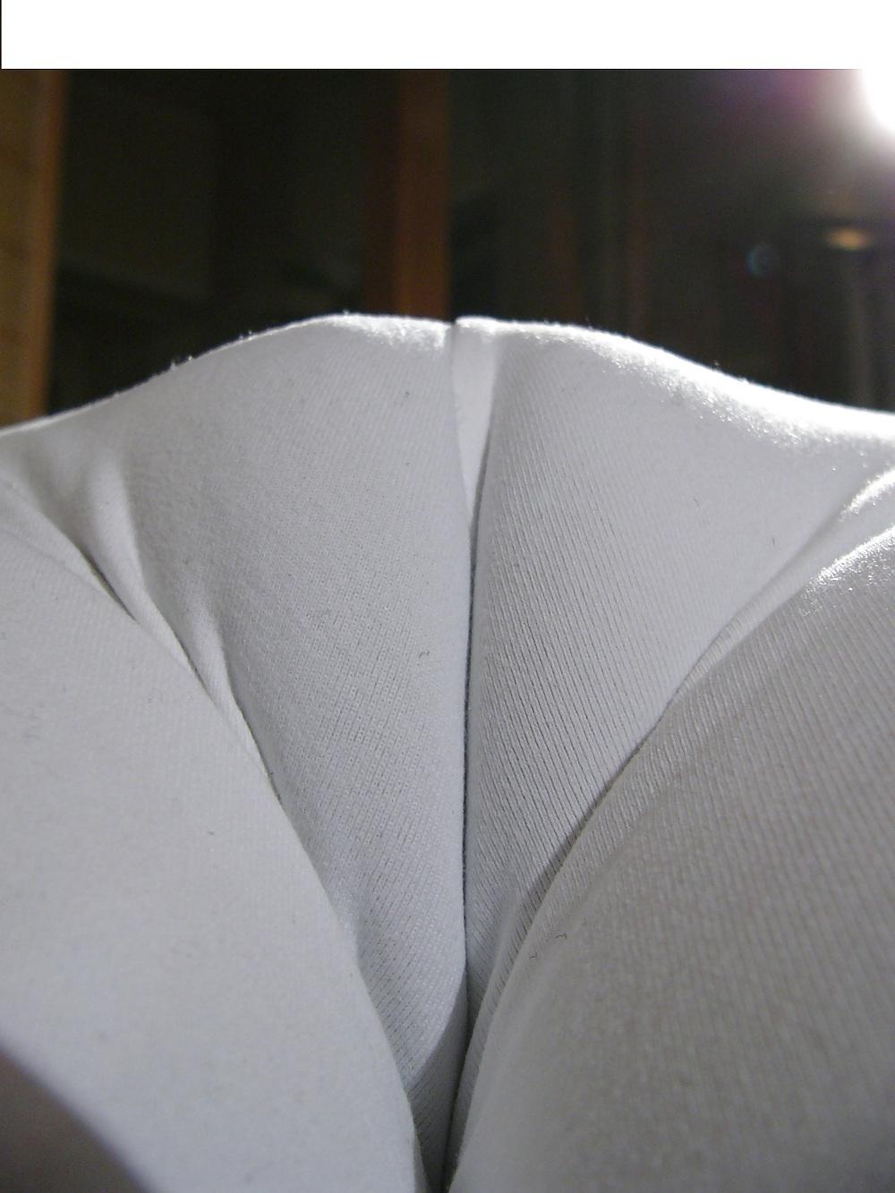 25P Asian teen in tight pants toe mound