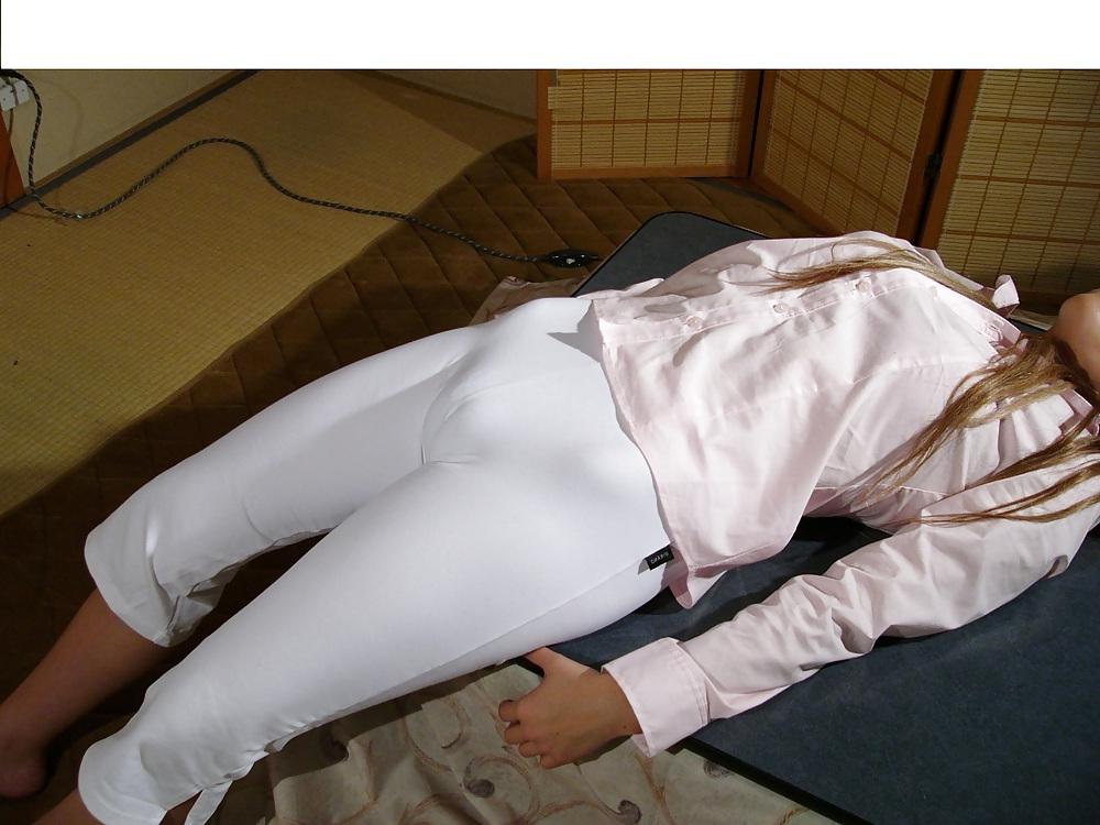 25P Asian teen in tight pants toe mound