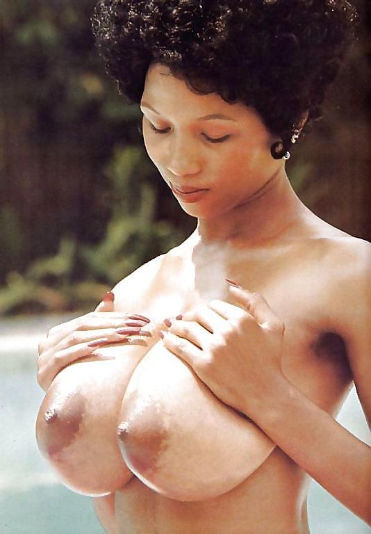 25P 513 big black boobs