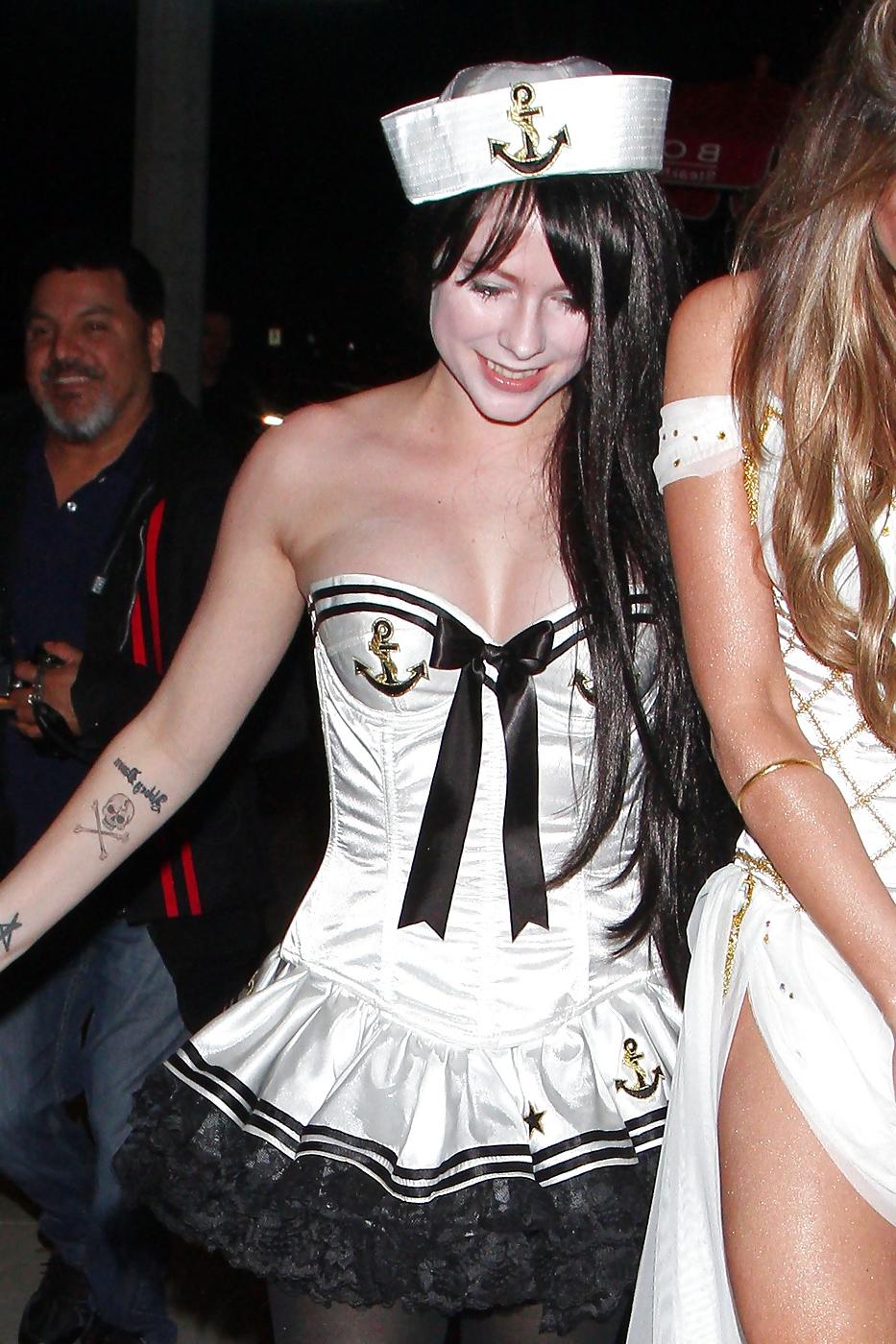 8P Avril Lavigne - Is A Naughty Sailor