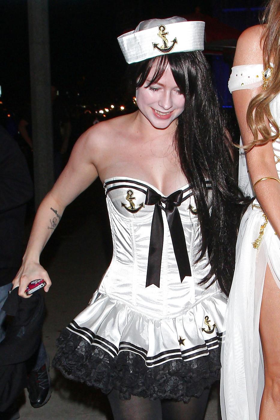 8P Avril Lavigne - Is A Naughty Sailor