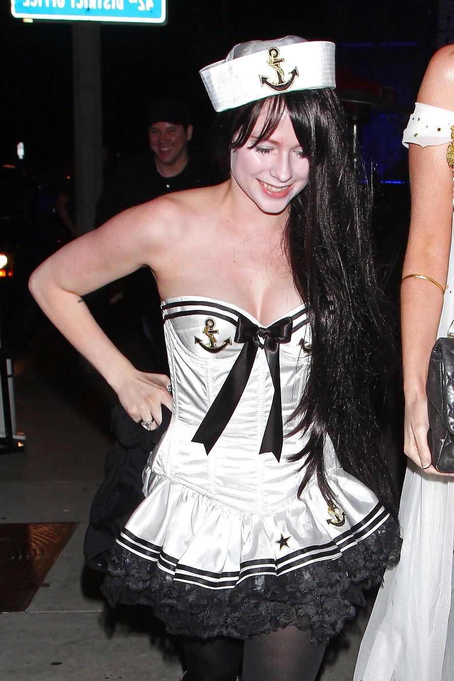 8P Avril Lavigne - Is A Naughty Sailor