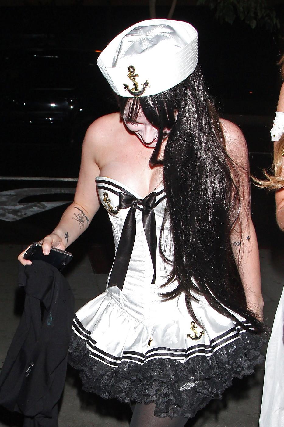 8P Avril Lavigne - Is A Naughty Sailor