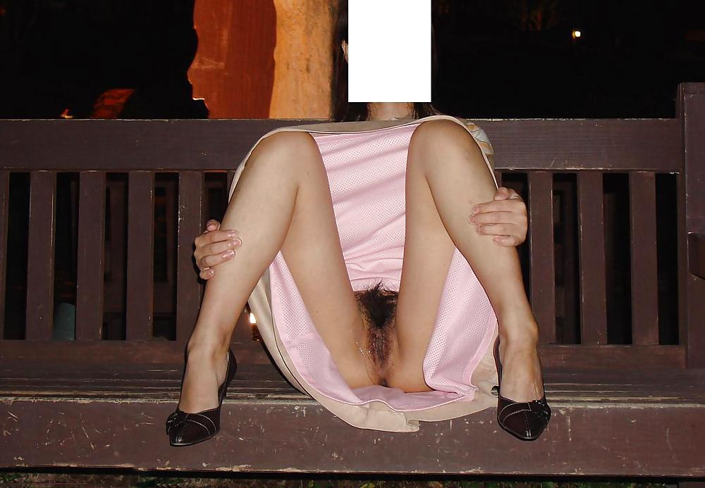 25P Korean girls flashing pussy in public