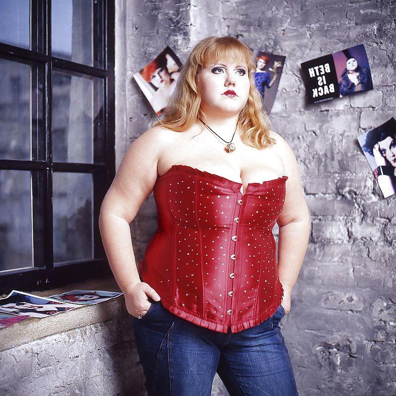 25P 613 clothed bbw