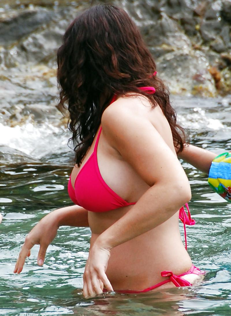 21P Red bikini big boobs