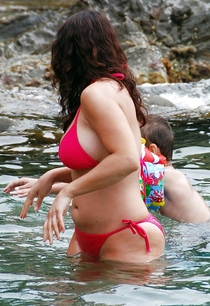 21P Red bikini big boobs