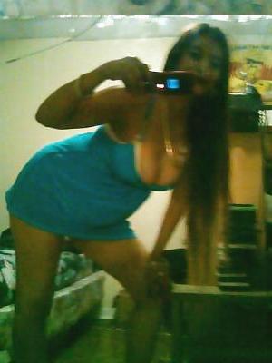 4P Downblouse and cleavage 