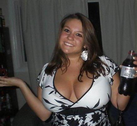 21P Huge Tits and Cleavage