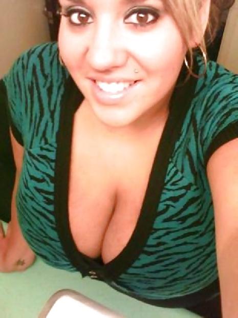 21P Huge Tits and Cleavage