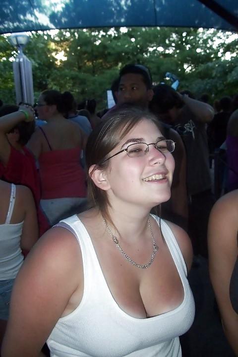 21P Huge Tits and Cleavage