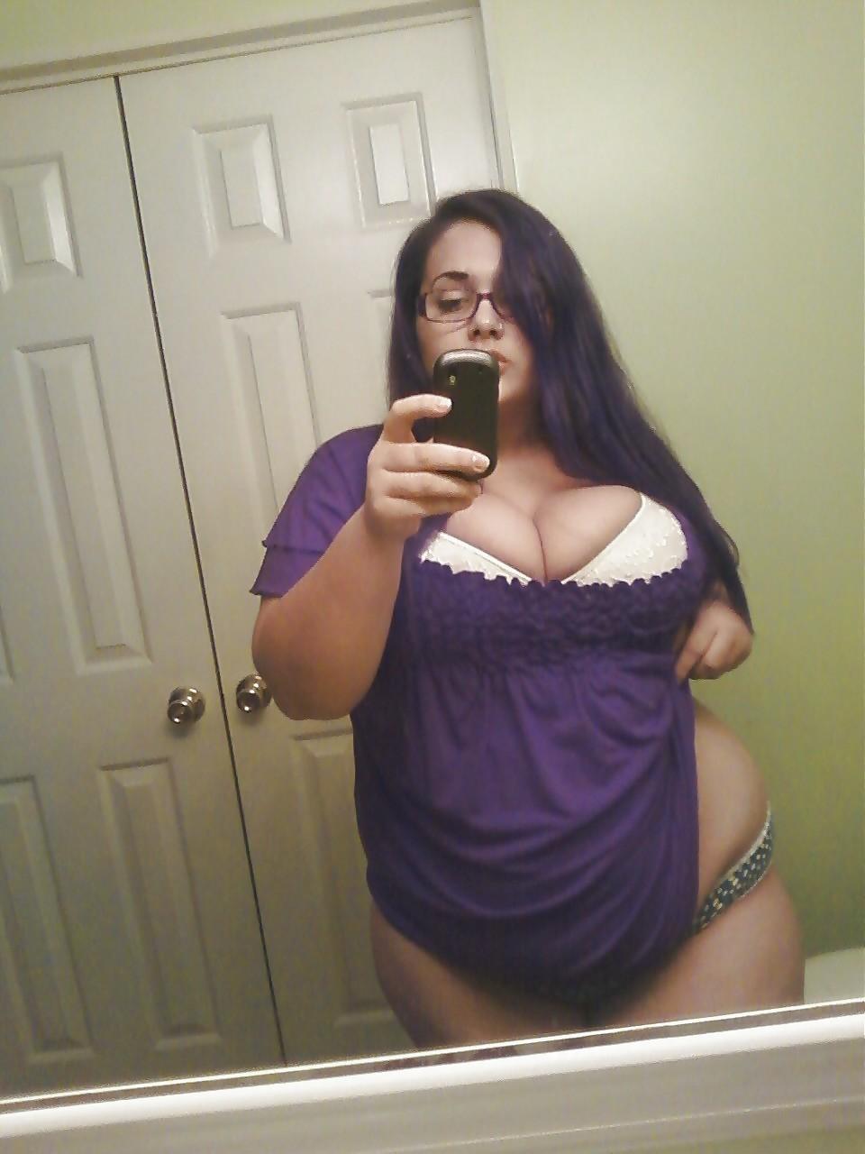 21P Huge Tits and Cleavage