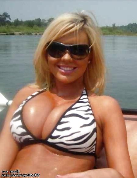 21P Huge Tits and Cleavage