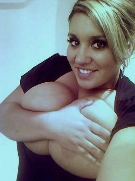 21P Huge Tits and Cleavage