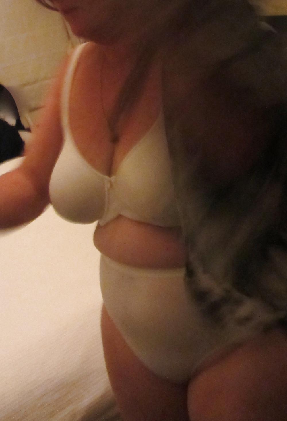25P Michelle's amazing cleavage and tit again.....