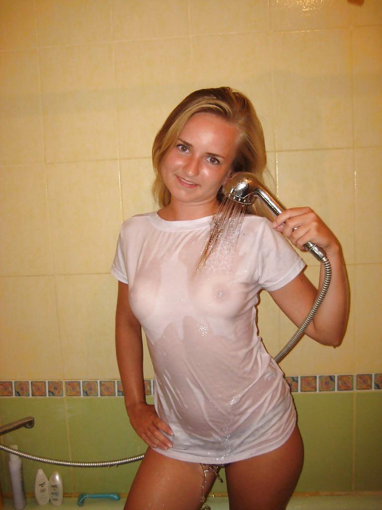 25P Hot Girls in the Shower Wetlook