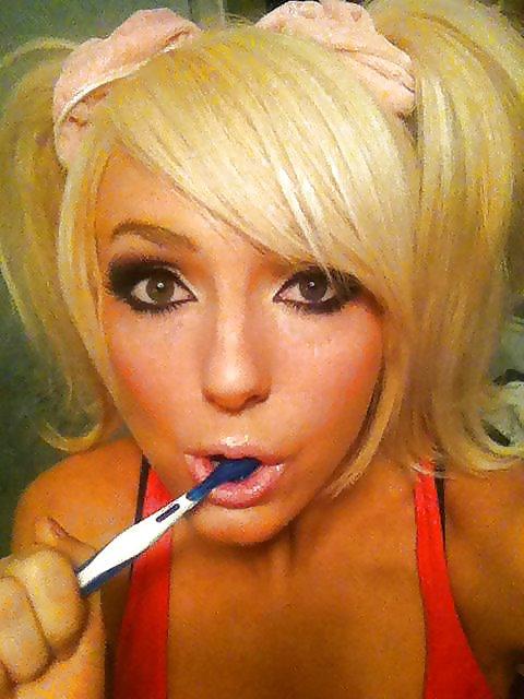 25P Teen Cleavage