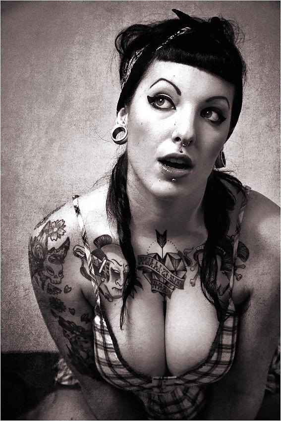 25P Black and White 938!! (Cleavage 1 )