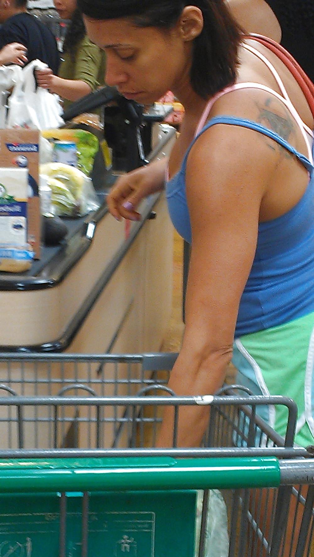 6P Hot Milf in Grocery Store - Great Cleavage