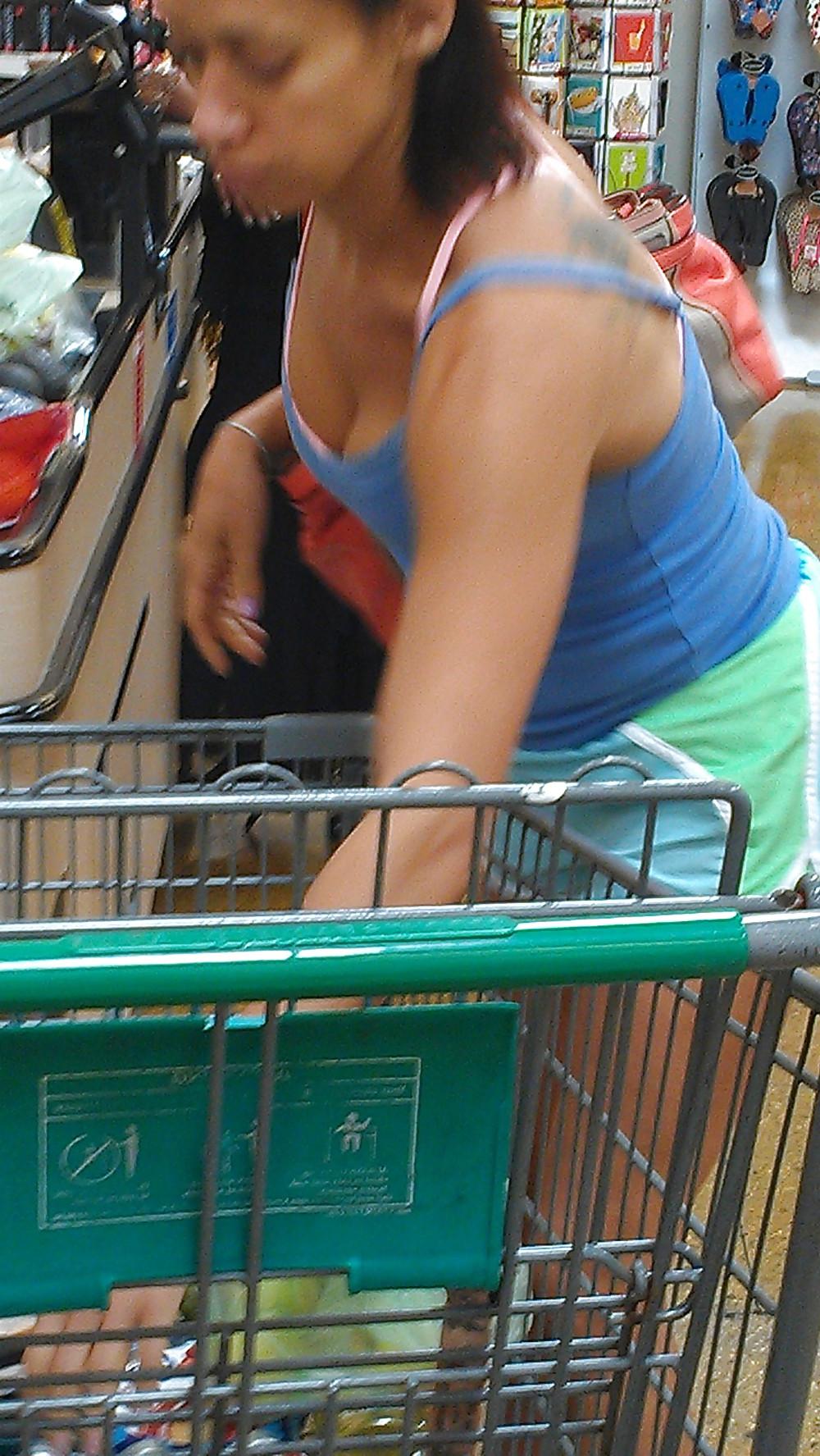 6P Hot Milf in Grocery Store - Great Cleavage