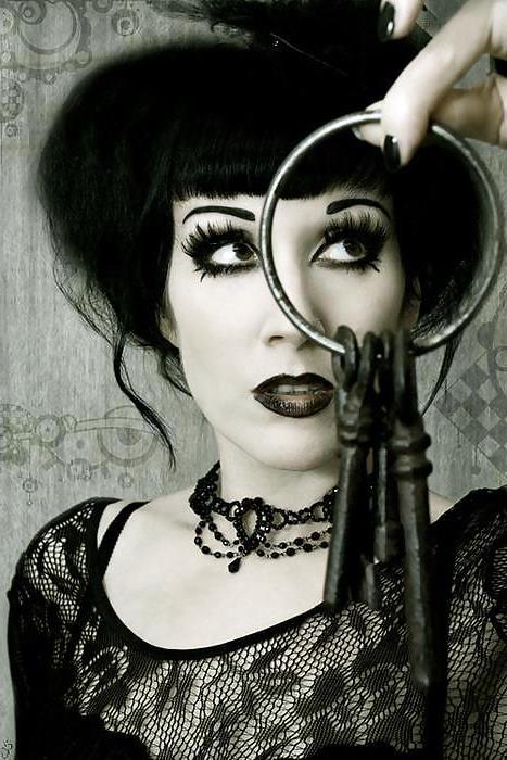 25P Goth style....