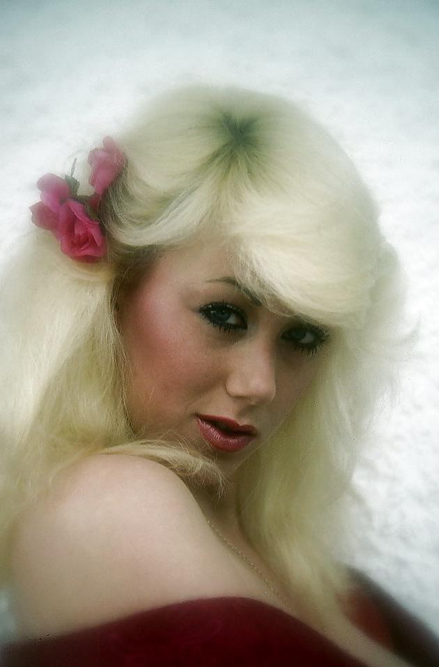 14P Awesome Retro Babe 09