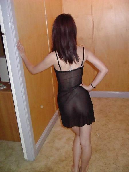18P Asian girl posing for the Camera!