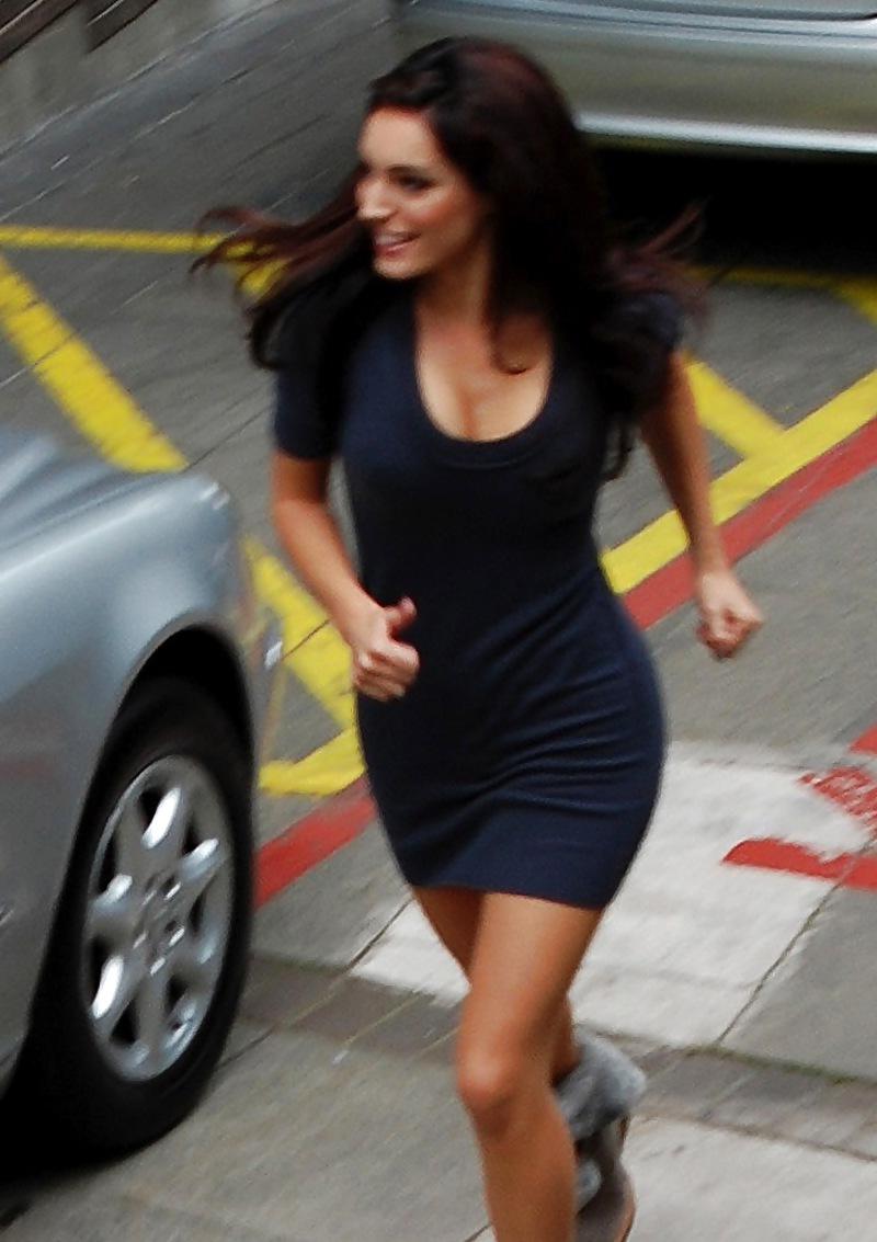 8P Kelly Brook Cleavage Candids in London 