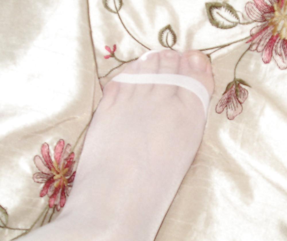 25P White lace top stockings