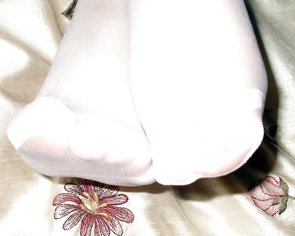 25P White lace top stockings
