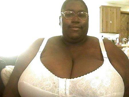 25P Old mature black pussy.........it's better!